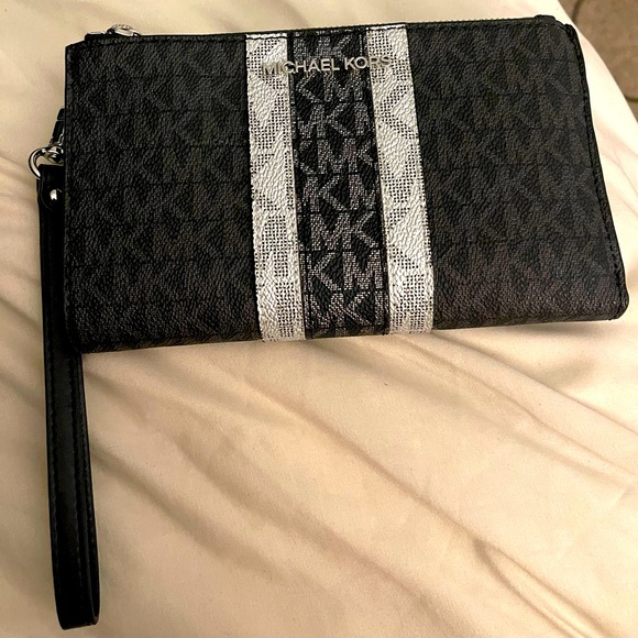 Michael Kors Handbags - Michael Kors Double Zip Wallet Wristlet